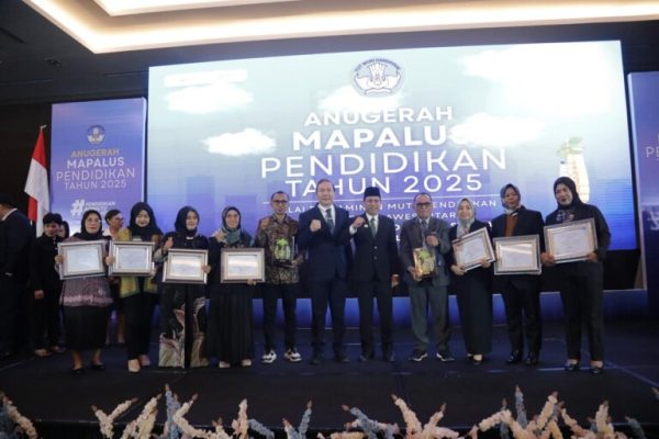Walikota Kotamobagu Menerima 8 Penghargaan Anugerah Mapalus Pendidikan 8 Walikota Kotamobagu Menerima 8 Penghargaan Anugerah Mapalus Pendidikan