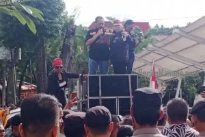 Demo di DPRD Sulut, Rolly Wenas Sebut Kritik Adalah Vitamin Demokrasi
