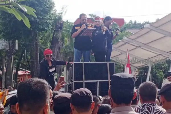 Demo di DPRD Sulut, Rolly Wenas Sebut Kritik Adalah Vitamin Demokrasi
