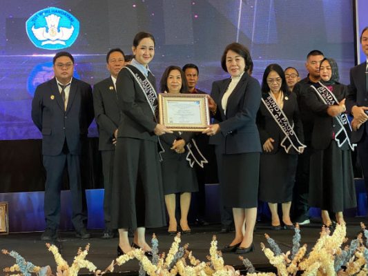 Ny. Cherry Thungari, Bunda PAUD Sangihe, Terima Apresiasi Tingkat Nasional 2025 9 Ny. Cherry Thungari, Bunda PAUD Sangihe, Terima Apresiasi Tingkat Nasional 2025