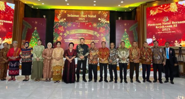 Jan Maringka Hadiri Natal Bersama Keluarga Besar Kejaksaan RI 8 Jan Maringka Hadiri Natal Bersama Keluarga Besar Kejaksaan RI
