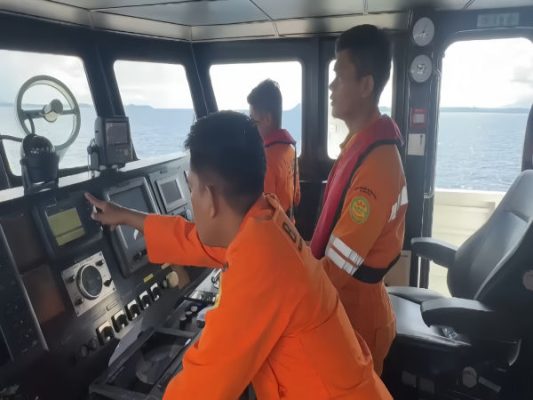 Basarnas Bersama Keluarga Cari ABK KM Barcelona 3 yang Dilaporkan Hilang