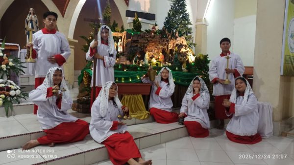 Kandang Natal Jadi Pusat Perhatian Umat Katolik Saat Misa Natal