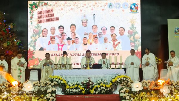 Uskup Rolly Untu Pimpin Misa Syukur Yubileum 150 Tahun Pembaptisan Pertama Umat Katolik Tomohon