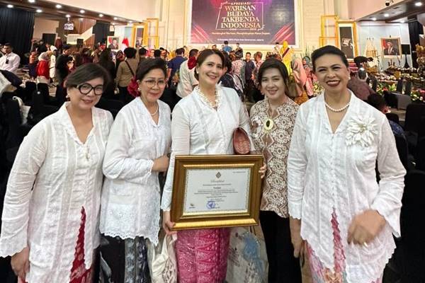 Ketua Perkumpulan Pecinta Kebaya Noni Indonesia (PPKNI), Coreta Louise Kapoyos