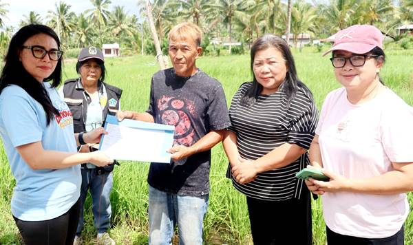 Petani Minsel Juara SRIex! Inovasi TABELA Buatan Mardi Kaloh Dapat Hadiah Langsung dari Gubernur Yulius Selvanus