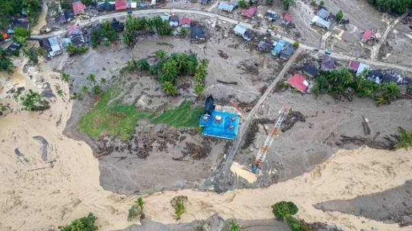 Foto udara Sungai Nanggang yang meninggi di kawasan permukiman bekas terdampak banjir bandang di Jorong Kayu Pasak, Nagari Salareh Aia, Palembayan, Agam, Sumatera Barat, Sabtu (6/12/2025). [ANTARA FOTO/Wahdi Septiawan/foc]