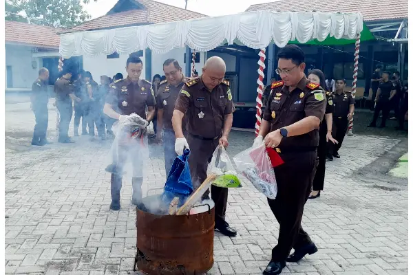 Akhiri 2025, Kejari Minsel–Mitra Bersihkan Sisa Kejahatan Lewat Pemusnahan Barbuk