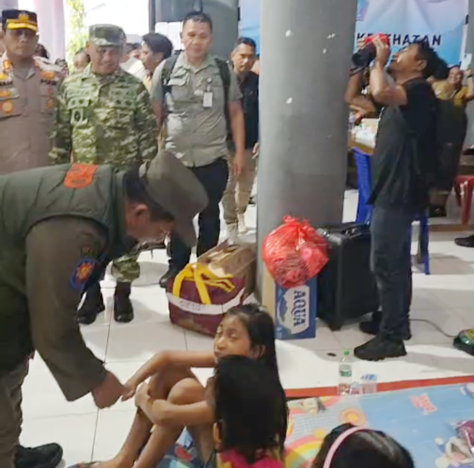 Tinjau Lokasi Banjir Bandang di Siau, Gubernur Yulius Selvanus Dengarkan Keluhan Warga