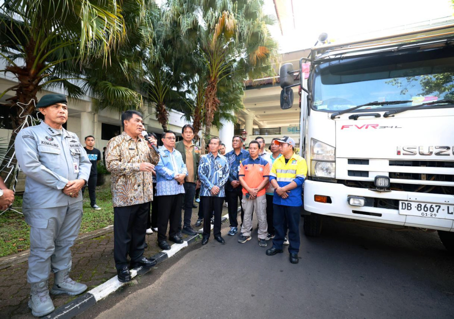 Gubernur Yulius Selvanus Pimpin Langsung Penyaluran Bantuan Besar-besaran hingga Evakuasi Medis