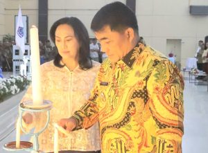 Gubernur Yulius Selvanus dan Ibu Anik Rayakan Natal–Tahun Baru Bersama Keluarga Besar Komaling, Serukan Semangat Basudara