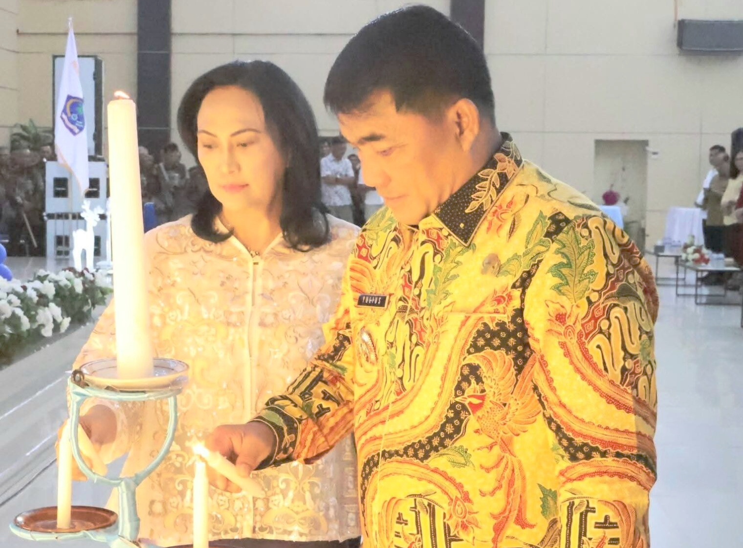 Gubernur Yulius Selvanus dan Ibu Anik Rayakan Natal–Tahun Baru Bersama Keluarga Besar Komaling, Serukan Semangat Basudara