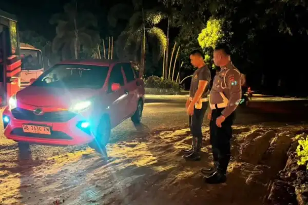 Humanis dan Presisi, Sat Lantas Polres Minut Tambal Jalan Berlubang di Zero Point