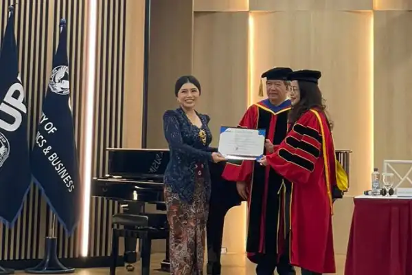 Selamat! Kristi Karla Arina Resmi Sandang Gelar Doktor