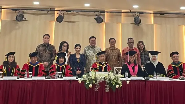 Selamat! Kristi Karla Arina Resmi Sandang Gelar Doktor 9 Selamat! Kristi Karla Arina Resmi Sandang Gelar Doktor