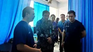 Sentuhan Hangat Prof Starry Rampengan untuk Korban Banjir Sitaro di Ruang IGD RSUP Kandou