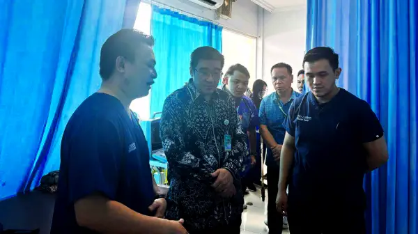 Sentuhan Hangat Prof Starry Rampengan untuk Korban Banjir Sitaro di Ruang IGD RSUP Kandou
