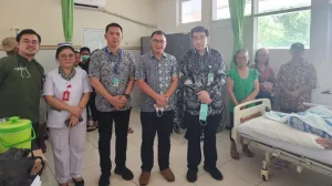 Dirut Starry Rampengan Sapa Pasien di RSUP Kandou, Dekan Ferry Liando Beri Apresiasi