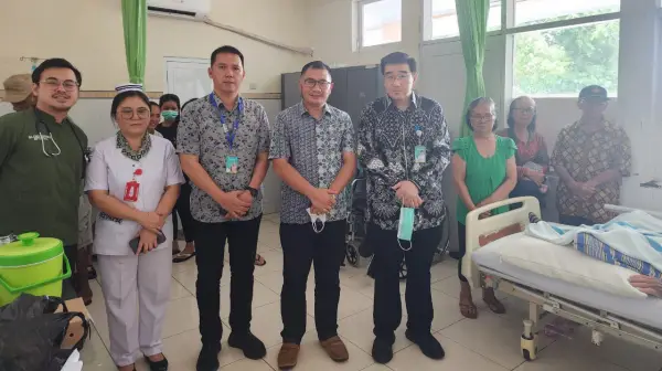 Dirut Starry Rampengan Sapa Pasien di RSUP Kandou, Dekan Ferry Liando Beri Apresiasi