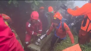SAR Pesawat ATR 42-500 di Maros–Pangkep Berlanjut, Korban Kedua Berhasil Dievakuasi dari Jurang 350 Meter