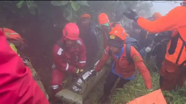 SAR Pesawat ATR 42-500 di Maros–Pangkep Berlanjut, Korban Kedua Berhasil Dievakuasi dari Jurang 350 Meter