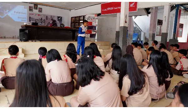Komitmen Keselamatan Berkendara, DAW Gelar Edukasi Safety Riding di SMP Negeri 1 Bitung