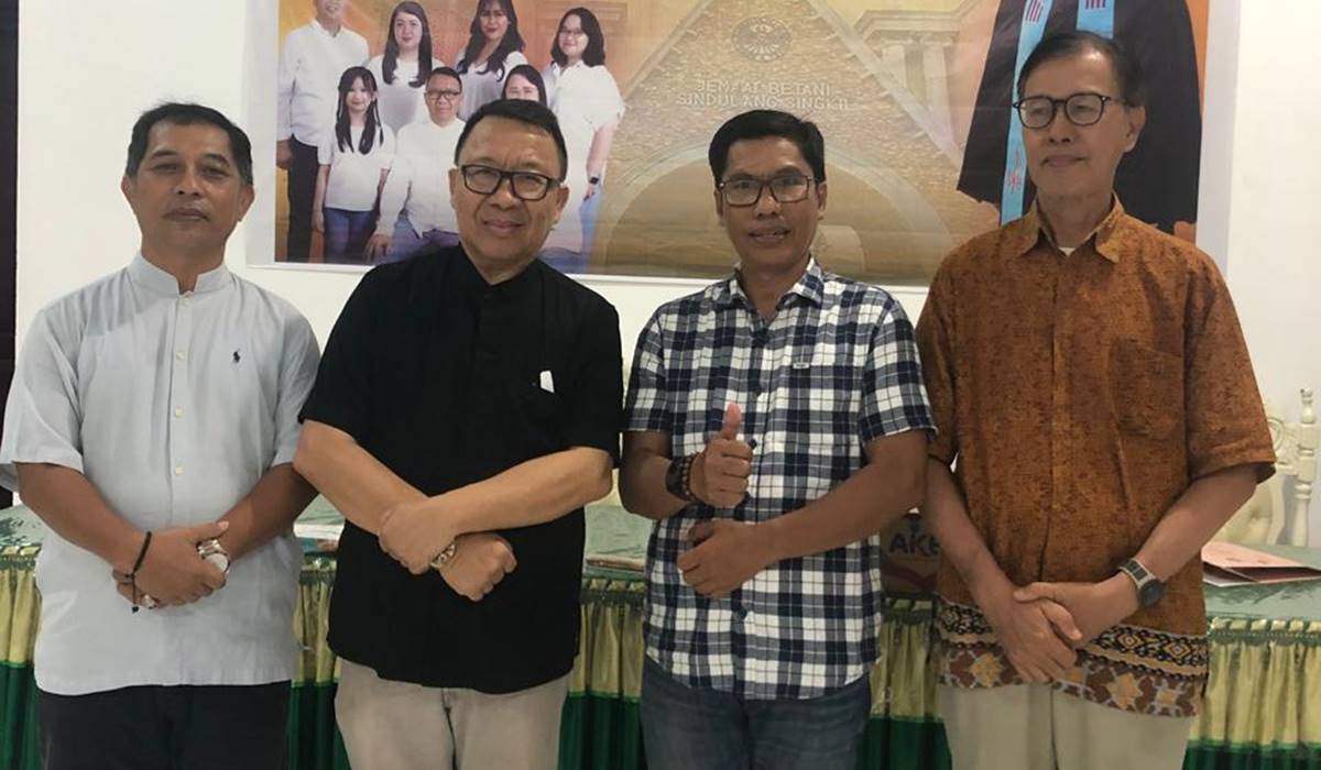 Ulang Tahun ke-63, Ketua FKUB Sulut Pdt Lucky Rumopa Pilih Rayakan Bersama Jemaat dan Tokoh Lintas Agama