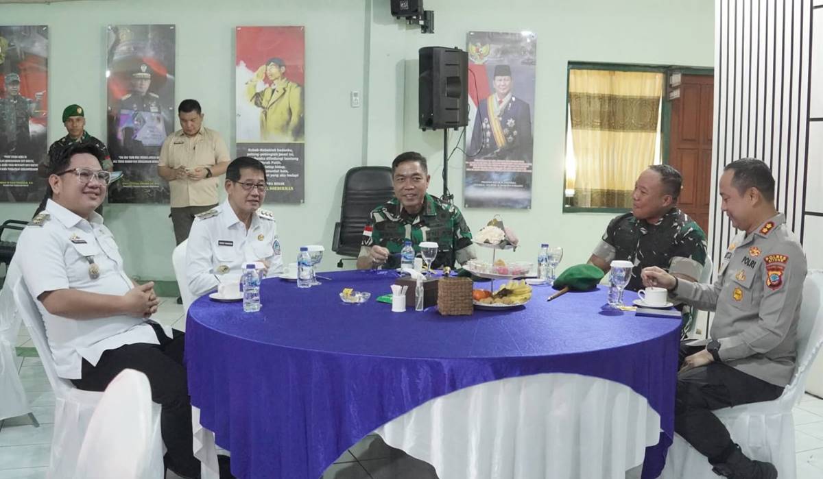 Wali Kota Bitung Hengky Honandar bersama Wakil Wali Kota Randito Maringka menyambut Danrem 131/Santiago Brigjen TNI Martin Susilo Martopo Turnip dan Ketua Persit Ny. Henny Prisila Turnip di Markas Kodim 1310/Bitung, 21 Januari 2026