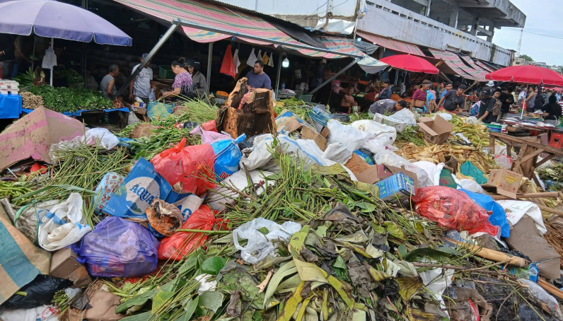 Sampah Menumpuk di Pasar Karombasan, Pedagang Minta Pemerintah Segera Atasi