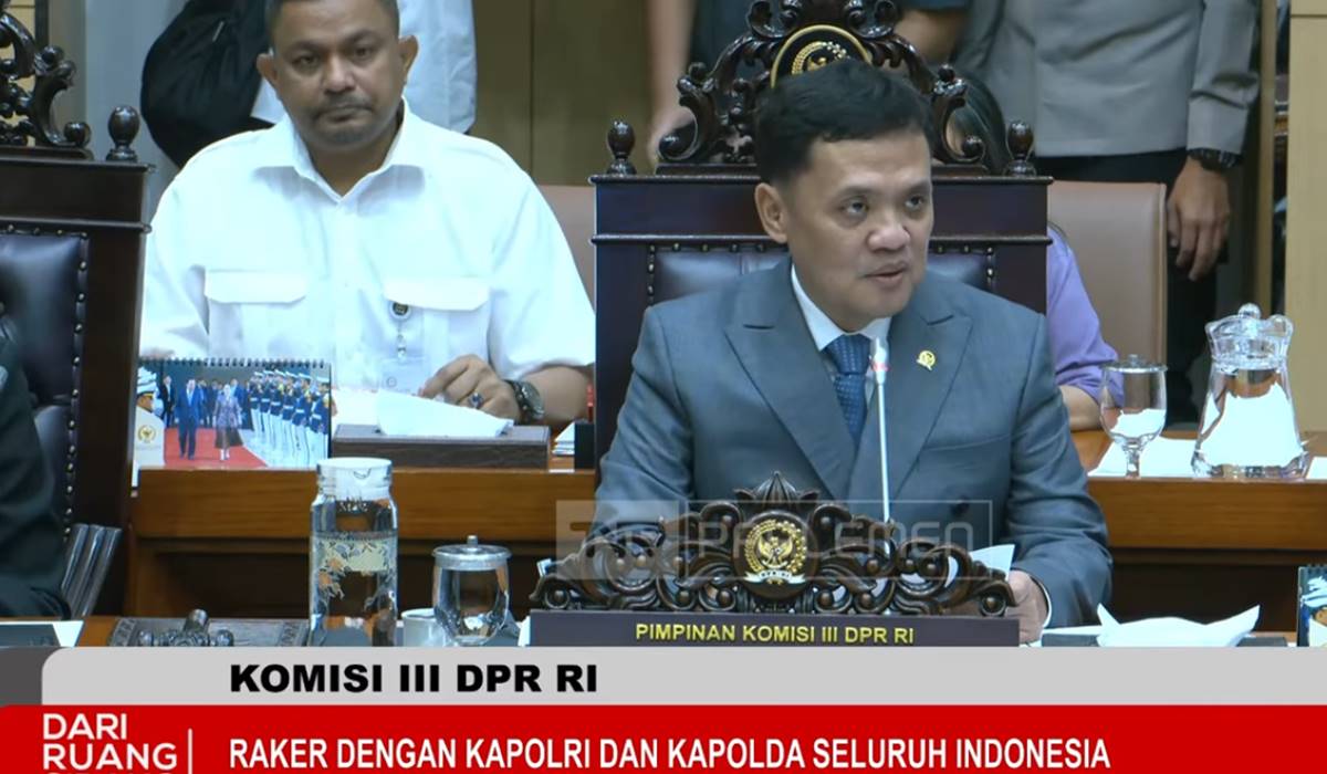 Pimpinan Komisi III DPR RI saat Rapat Kerja dengan Kapolri membahas evaluasi kinerja Polri, penanganan bencana, dan penuntasan kasus korupsi.