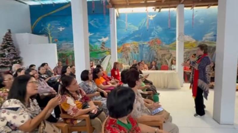 Maya Rumantir Sharing Firman Tuhan Bersama Kaum Wanita GMIM Sentrum Manado