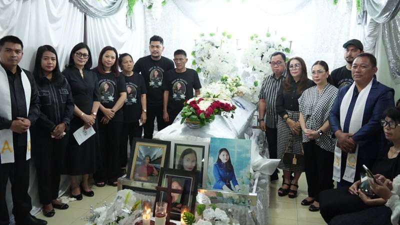Robby Dondokambey dan Vanda Sarundajang Hadiri Pemakaman Florensia Lolita Wibisono