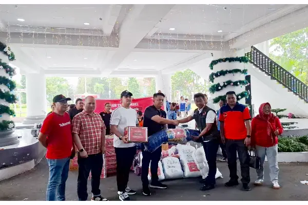 Telkomsel Salurkan Bantuan Logistik untuk Korban Banjir Bandang di Siau