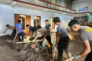 Polres Sitaro dan Samapta Polda Sulut Bersihkan Sisa Banjir di Gedung KGPM Maranatha Siau