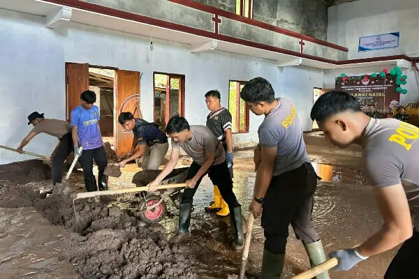 Polres Sitaro dan Samapta Polda Sulut Bersihkan Sisa Banjir di Gedung KGPM Maranatha Siau