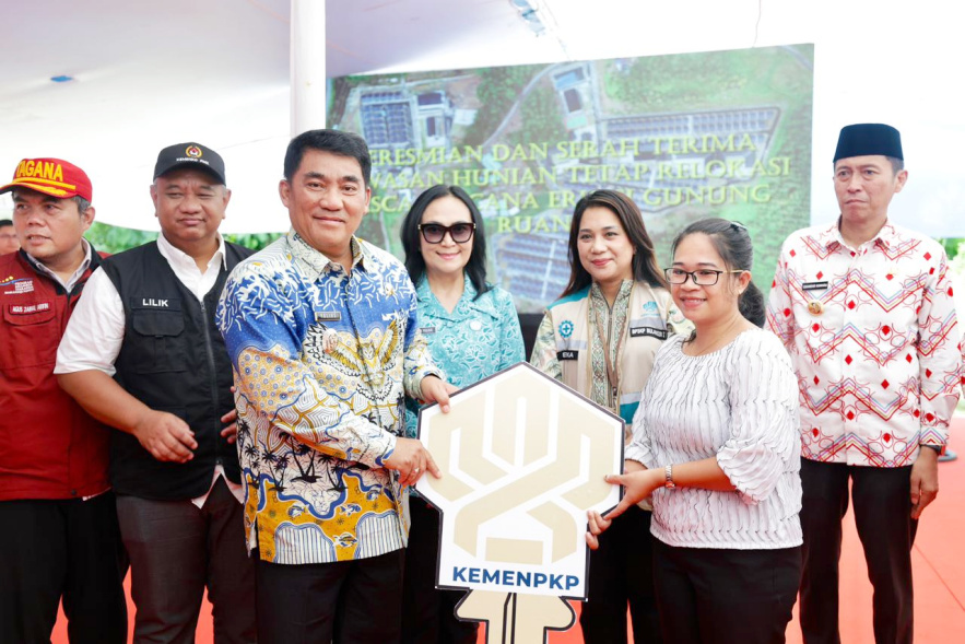 Gubernur Yulius Selvanus Serahkan Kunci Huntap untuk Pengungsi Gunung Ruang, Tanda Awal Hidup Baru di Bolsel