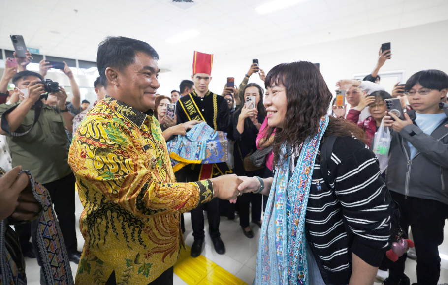 Gubernur Yulius Selvanus Sambut Wisatawan Taiwan dari Penerbangan Perdana Taipei–Manado