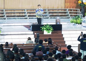 Bukan Cuma Kejar Gelar, Pesan Mendalam Gubernur Yulius Selvanus di UNKLAB Ini Bikin Mahasiswa Merinding