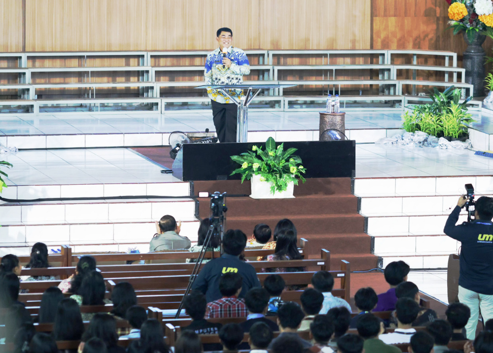 Bukan Cuma Kejar Gelar, Pesan Mendalam Gubernur Yulius Selvanus di UNKLAB Ini Bikin Mahasiswa Merinding