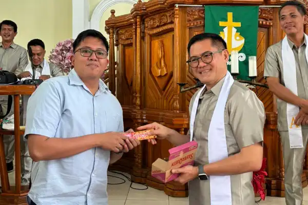 Momentum Valentine di Gereja: Bupati Joune Ganda Bagi-bagi Coklat, Tunjukkan Solidaritas Pelayanan – BeritaManado.com: Berita Terkini Kota Manado, Sulawesi Utara
