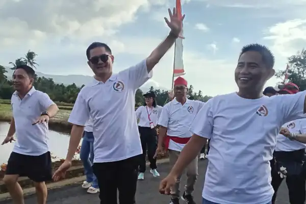 Penuh Kebersamaan, Joune Ganda Buka HUT ke-256 Desa Kaima dan Jalan Sehat Bersama Warga