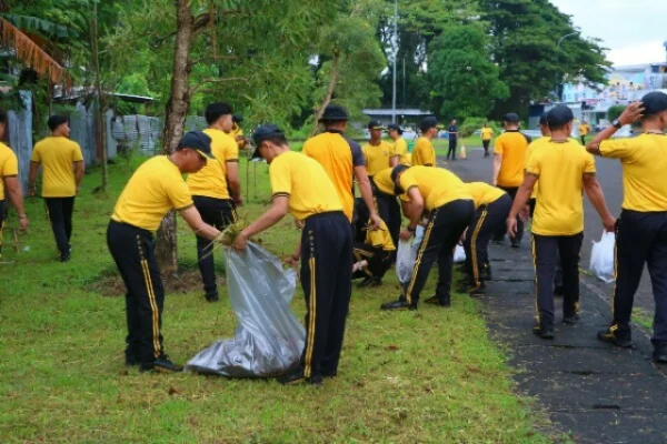 Dua Jenderal Polisi di Sulut Pimpin Ratusan Anak Buah Angkat Sampah di Ikon Kota Manado