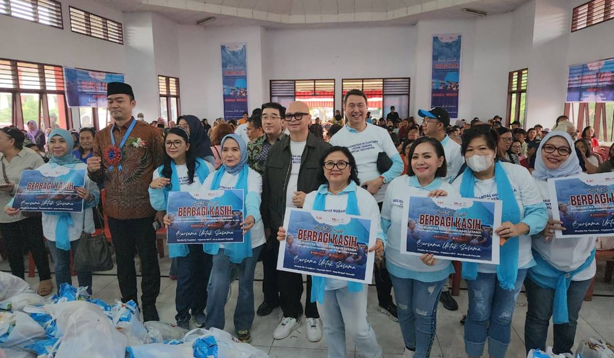 Kegiatan bakti sosial Arus Bawah Persada bersama Wanita Ne Toudano dan Kesira saat pembagian sembako serta layanan pengobatan gratis bagi masyarakat di Tondano, Kabupaten Minahasa, sebagai bentuk dukungan terhadap program Presiden Prabowo Subianto.
