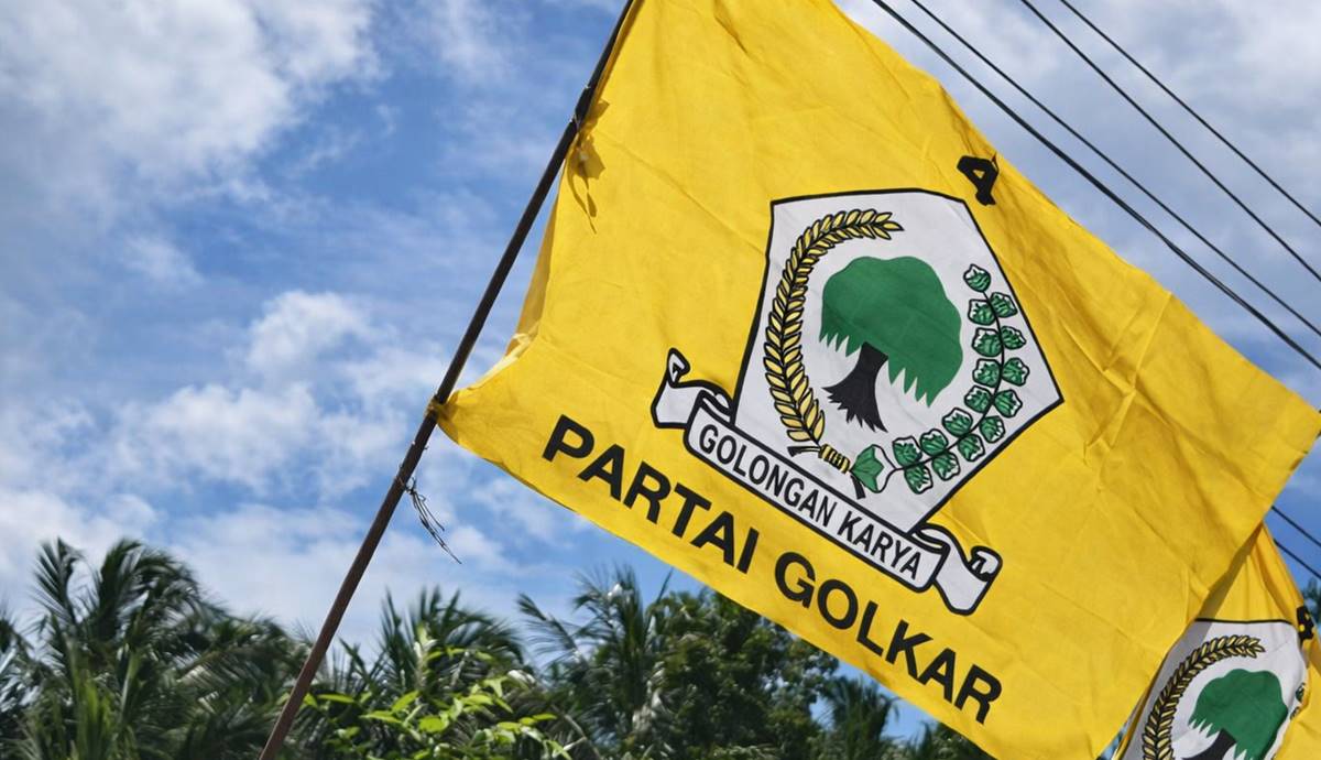Bendera Partai Golkar berkibar sebagai simbol penguatan kaderisasi dan transformasi partai menuju kemenangan Pemilu 2029. “Golkar sedang bertransformasi dan transformasi itu dimulai dari kader,” ujar Ketua Umum Bahlil Lahadalia.