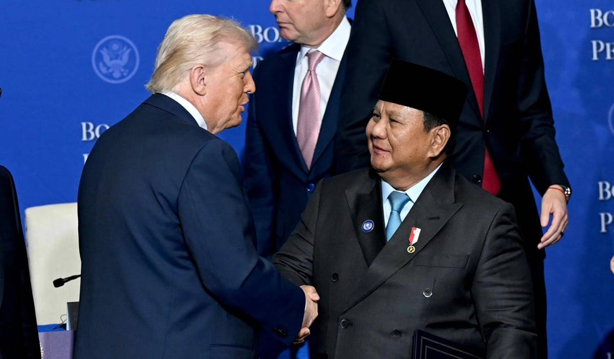 Momen jabat tangan antara Donald Trump dan Prabowo Subianto menandai sinyal kuat posisi strategis Indonesia dalam peta geopolitik global. Pertemuan ini dikaitkan dengan peran penting Indonesia dalam inisiatif Board of Peace untuk Gaza serta penguatan hubungan bilateral RI–AS.