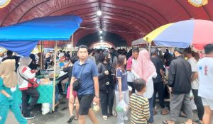 Hari Pertama Ramadhan 1447 H, Warga Serbu Pasar Takjil Bitung, Lalu Lintas Sempat Macet