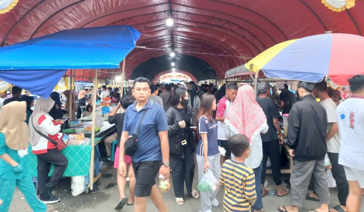 Hari Pertama Ramadhan 1447 H, Warga Serbu Pasar Takjil Bitung, Lalu Lintas Sempat Macet