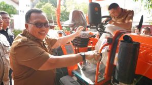Bupati Robby Dondokambey Serahkan Bantuan Alsintan ke Pemerintah Desa Poopoh