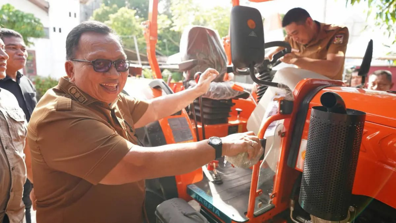 Bupati Robby Dondokambey Serahkan Bantuan Alsintan ke Pemerintah Desa Poopoh