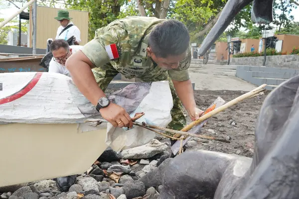 Kodam XIII/Merdeka Wujudkan Indonesia ASRI Lewat Aksi Bersih Pantai di Manado